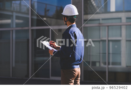 点検をする作業着の40代の男性 96529402