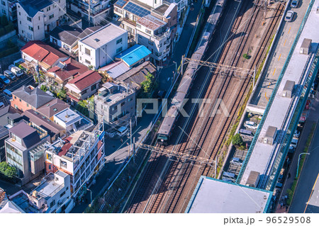 日本の東京都市景観 黒い山手線。恵比寿駅にさしかかる鉄道開業150年記念のラッピング車両 日本の東京都市景観 黒い山手線。恵比寿駅にさしかかる鉄道開業150年記念のラッピング車両 96529508