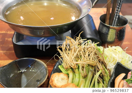 居酒屋のセリ鍋 96529837