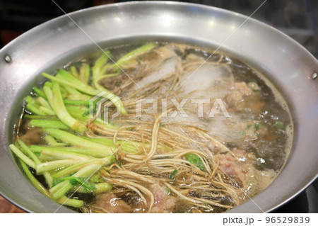 居酒屋のセリ鍋 96529839