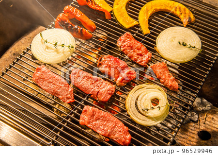 アウトドアでバーベキュー　Barbecue at the campsite  96529946