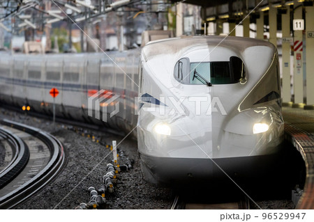 【東海道新幹線】雨の米原駅に停車するこだま号 【東海道新幹線】雨の米原駅に停車するこだま号 96529947
