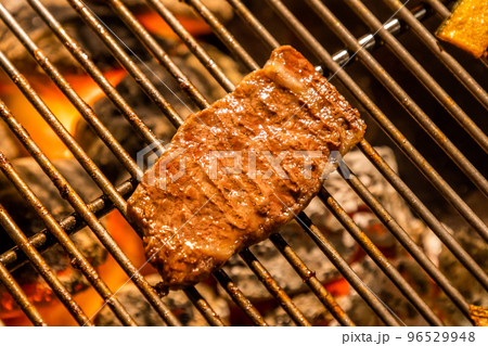 アウトドアでバーベキュー　Barbecue at the campsite  96529948