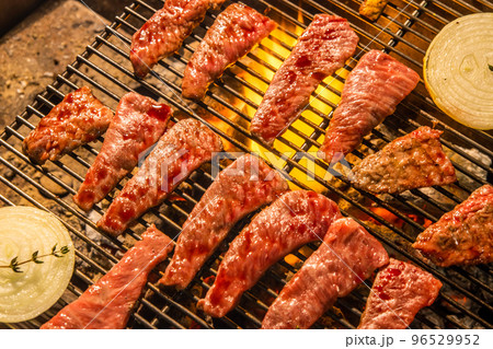 アウトドアでバーベキュー Barbecue at the campsite アウトドアでバーベキュー Barbecue at the campsite 96529952