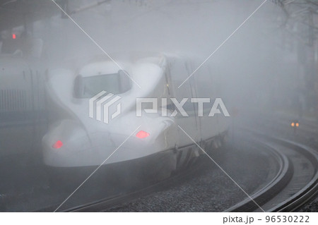 【東海道新幹線】雨の米原駅を通過するのぞみ号 96530222