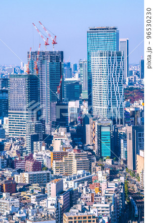 日本の東京都市景観 渋谷のオフィスビル群や山手線。桜丘口再開発のビルが完成まじかに 日本の東京都市景観 渋谷のオフィスビル群や山手線。桜丘口再開発のビルが完成まじかに 96530230