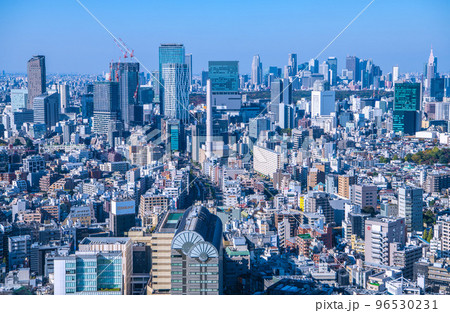 日本の東京都市景観 渋谷のオフィスビル群や山手線。桜丘口再開発のビルが完成まじかに 96530231