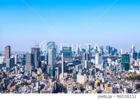 日本の東京都市景観 渋谷のオフィスビル群や山手線。桜丘口再開発のビルが完成まじかに 日本の東京都市景観 渋谷のオフィスビル群や山手線。桜丘口再開発のビルが完成まじかに 96530232