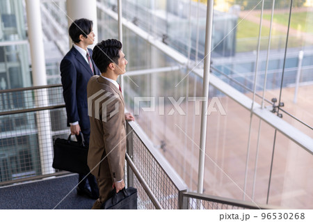 スーツを着た30-40代のかっこいいビジネスマン スーツを着た30-40代のかっこいいビジネスマン 96530268