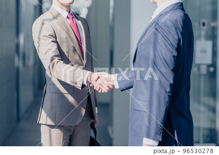 握手をする二人のビジネスマン 96530278