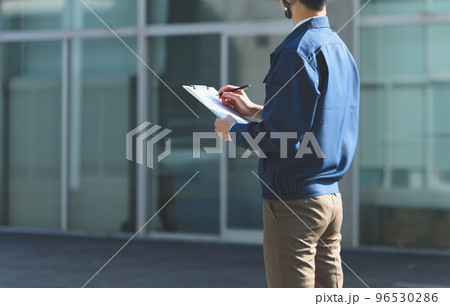 点検をする作業着の40代の男性 96530286