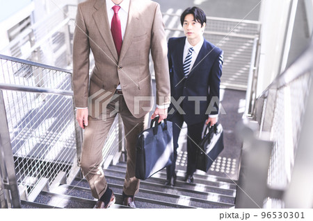 スーツを着た30-40代のかっこいいビジネスマン スーツを着た30-40代のかっこいいビジネスマン 96530301