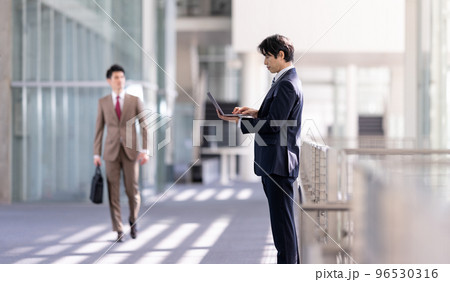 スーツを着た30-40代のかっこいいビジネスマン 96530316