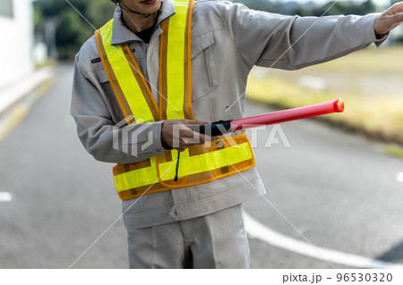 交通誘導をする作業着姿の男性 交通誘導をする作業着姿の男性 96530320