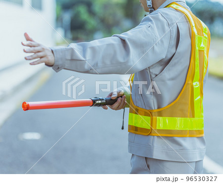 交通誘導をする作業着姿の男性 96530327