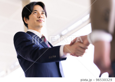 握手をする二人のビジネスマン 96530329