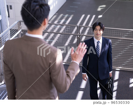 スーツを着た30-40代のかっこいいビジネスマン スーツを着た30-40代のかっこいいビジネスマン 96530330