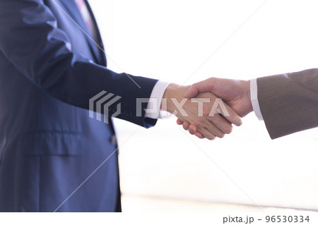 握手をする二人のビジネスマン 96530334