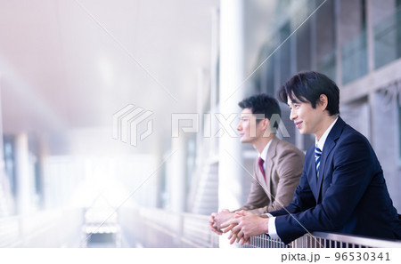 スーツを着た30-40代のかっこいいビジネスマン 96530341