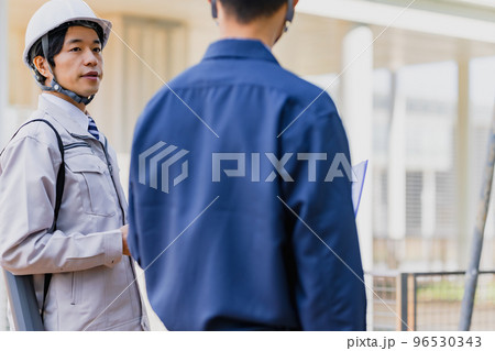 作業着を着た30代の男性 96530343
