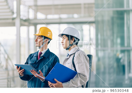 作業着を着た30代の男性 96530348