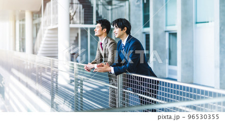 スーツを着た30-40代のかっこいいビジネスマン スーツを着た30-40代のかっこいいビジネスマン 96530355