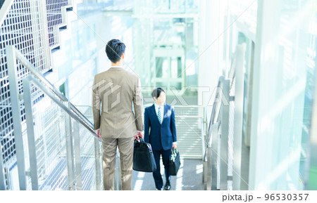 スーツを着た30-40代のかっこいいビジネスマン 96530357