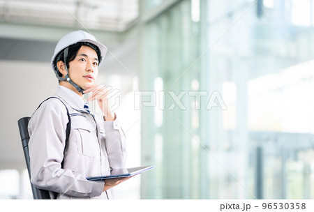 作業着を着た30代の男性 作業着を着た30代の男性 96530358