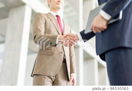 握手をする二人のビジネスマン 96530363