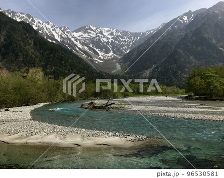 秋の終わりの梓川 96530581