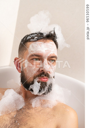 Fanny man with face mask in bath at home 96530599