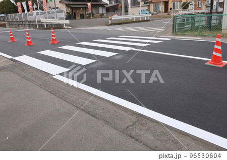 道路の白線引き作業 96530604