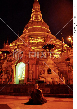 The monk in Shwedagon Pagoda シュエダゴン・パゴダのモンク 96530679