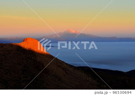 The sunset of Salar de Uyuni ウユニ塩湖の夕刻 96530694