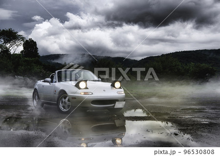 雨上がりのオープンカー 96530808