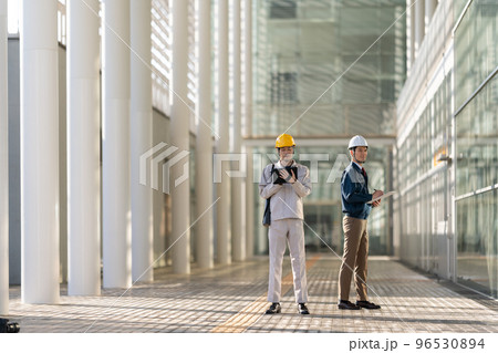 作業着を着た30代の男性 作業着を着た30代の男性 96530894