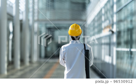 点検をする作業着の40代の男性 点検をする作業着の40代の男性 96530912