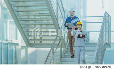 作業着を着た30代の男性 96530926
