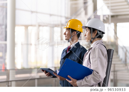 作業着を着た30代の男性 作業着を着た30代の男性 96530933