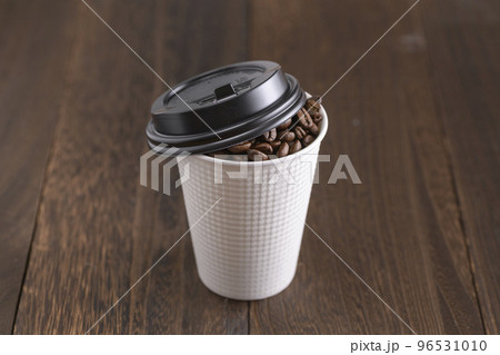 紙コップとコーヒー豆 紙コップとコーヒー豆 96531010