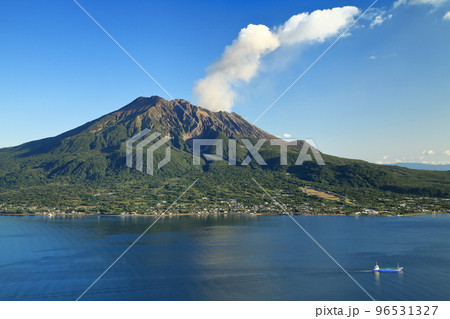 鹿児島県立吉野公園から見る桜島の風景	 96531327