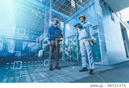 点検をする作業着の40代の男性 点検をする作業着の40代の男性 96531374