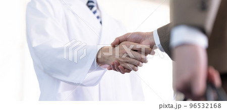 医療の現場で働く男性スタッフ 96532168