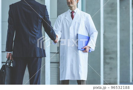 医療の現場で働く男性スタッフ 96532188