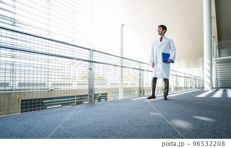 医療の現場で働く男性スタッフ 96532208