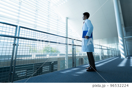 医療の現場で働く男性スタッフ 96532224