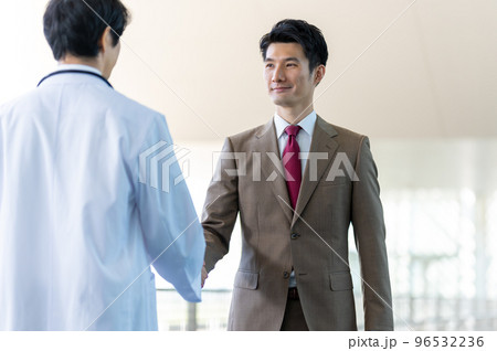 医療の現場で働く男性スタッフ 医療の現場で働く男性スタッフ 96532236