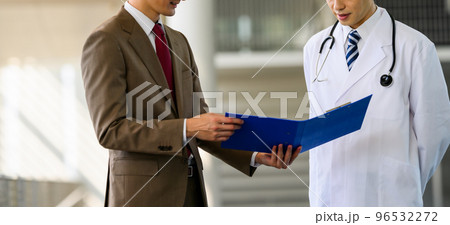 医療の現場で働く男性スタッフ 医療の現場で働く男性スタッフ 96532272
