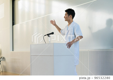 医療の現場で働く男性スタッフ 96532280