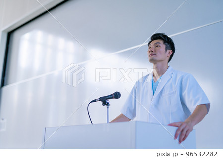 医療の現場で働く男性スタッフ 96532282